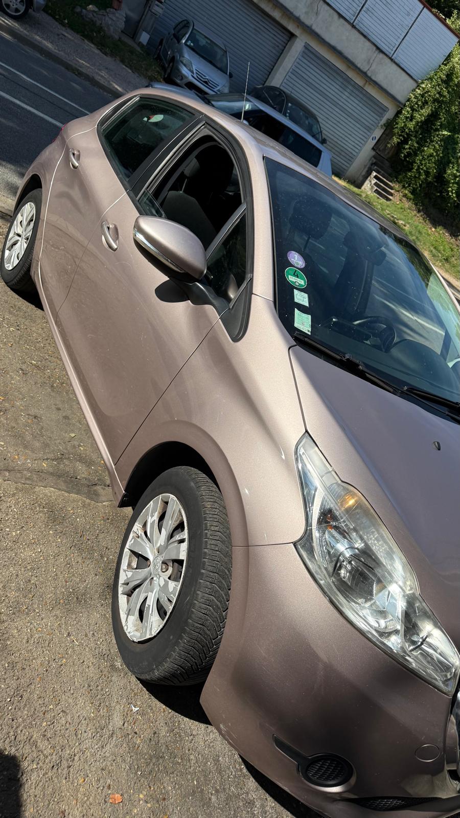 
								Peugeot 208 complet									